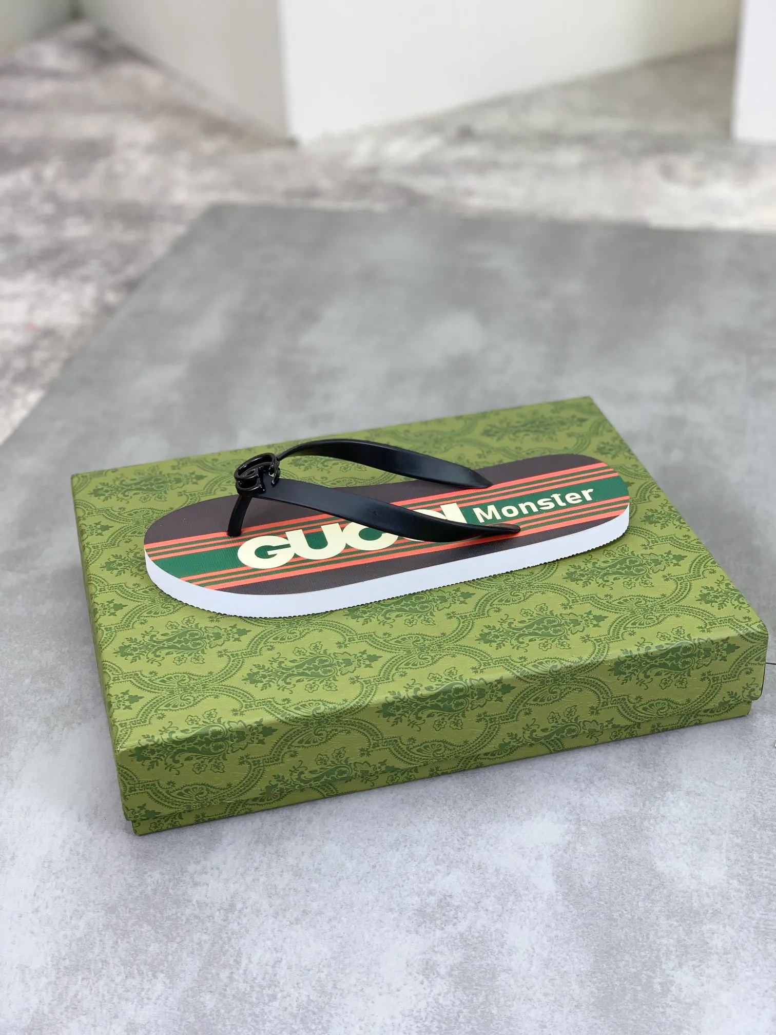 Men's men's shoes 💰P220💰【New style】🆘【GUCCI】Official website's popular Gucci adult couple 🧑‍🤝‍🧑 style, children's flip-flops are on sale at the counter simultaneously! Original fabric imported from Italy. Original bottom provided by the original factory. Size: Adult 36-45. Children’s size: 30-37. Multiple colors available.